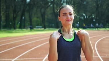 bir ısınma üzerinde Stadyumu koşu parkuru yapıyor güzel bir ince rakam çekici kadın
