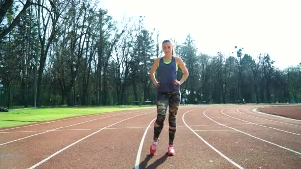 Atleta Corridore Facendo Esercizi Allo Stadio Scarpe Sportive Stile Vita — Video Stock