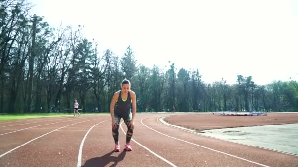 Pelari Wanita Kebugaran Muda Meregangkan Kaki Trek Stadion — Stok Video