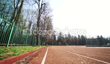 Stadyum üzerinde çalışan runner kadın izlemek. İdeal kadın figürü. Spor.