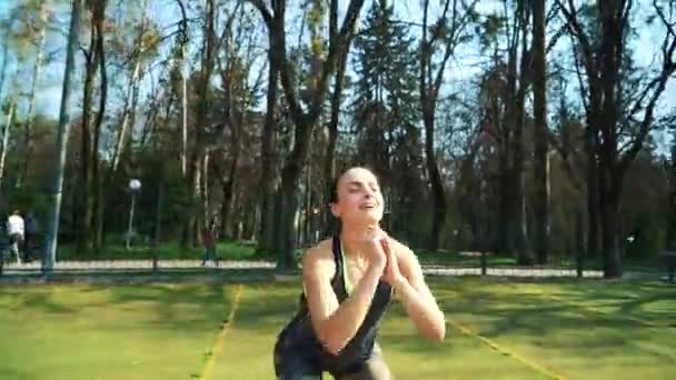 脚の筋肉運動をしている女の子 アスレチックにスリムな女性のワークアウト 適性の練習をしている女性 女性選手のトレーニング — ストック動画