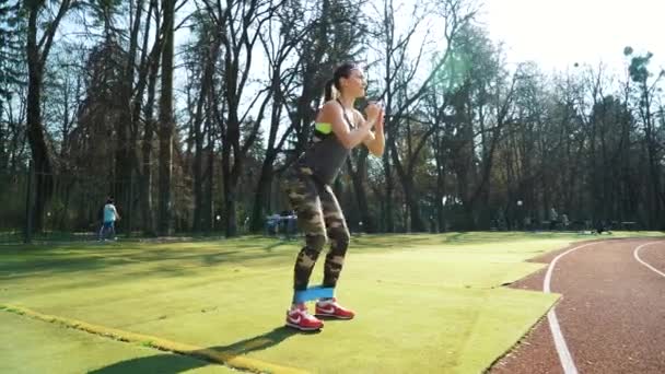 Entrenamiento Mujeres Fitness Con Expansor Deportivo Estadio Chica Activa Haciendo — Vídeos de Stock