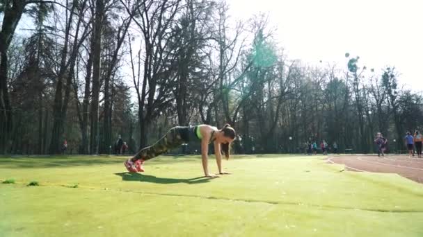 Молодая Женщина Лежащая Земле Вытягивает Ноги После Бега Спортивная Девушка — стоковое видео