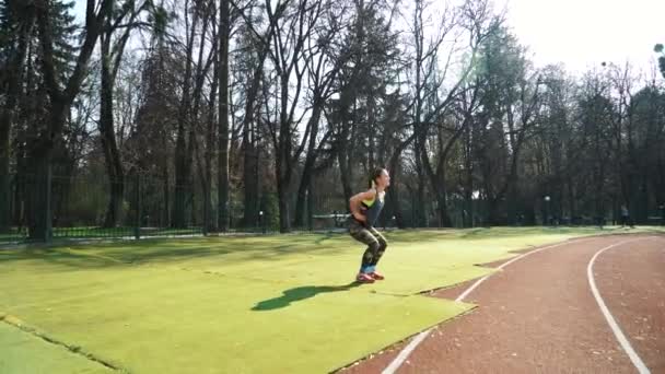 スポーツ少女は スタジアムでトレーニングです 美しい少女の演習を行います 健全なスポーツ ライフ スタイル — ストック動画