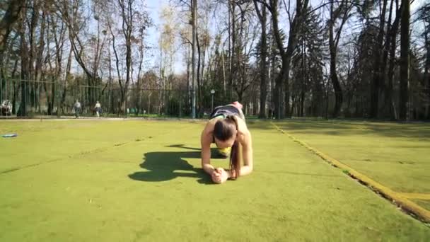 Joven Corredora Deportiva Con Bandas Elásticas Afuera Estadio Hermosa Chica — Vídeos de Stock