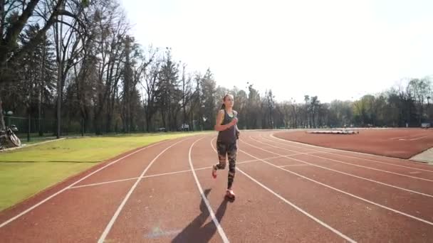 Žena Chystá Start Stadionu Létě Venku Školení Běh Dráze Atletického — Stock video