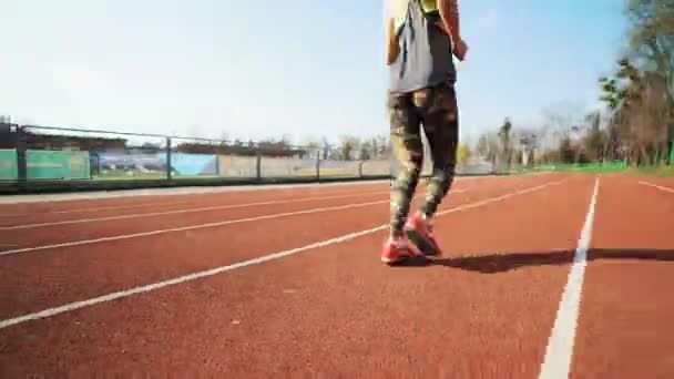 Giovane Donna Atletica Esecuzione Sulla Pista Dello Stadio Bel Corpo — Video Stock