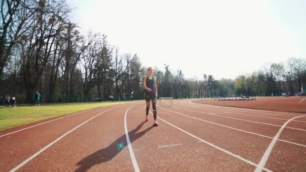Mulher Atlética Correndo Caminho Certo Pista Corredor Colocando Mãos Linha — Vídeo de Stock