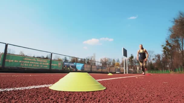 Treinamento Verão Livre Mulher Atlética Correndo Caminho Certo Corpo Bonito — Vídeo de Stock