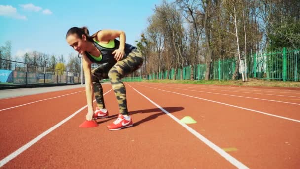Νεαρή Γυναίκα Πάει Μέσα Για Άθλημα Που Τρέχουν Στο Στίβο — Αρχείο Βίντεο