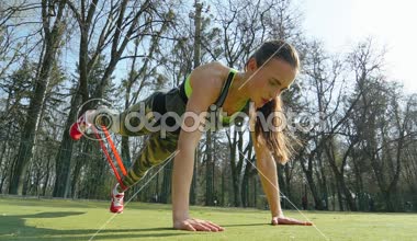 Genç sportif kadın runner stadyum dışında lastikleri ile. Güzel kız egzersizleri yapıyor. Sağlıklı spor yaşam tarzı