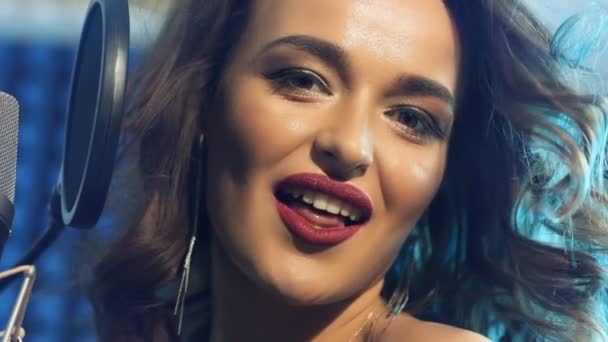 Kayıt Stüdyosunda Şarkı Söyleyen Bir Kadın Kadın Vokaller Profesyonel Kayıt — Stok video