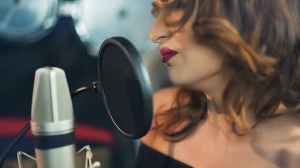 レコーディングスタジオで歌を歌う女性 美しい顔と唇を持つ女性のプロフィール — ストック動画