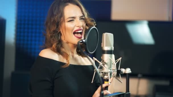 プロのレコーディングスタジオで曲を録音した美しい若い歌手 女性ボーカル — ストック動画