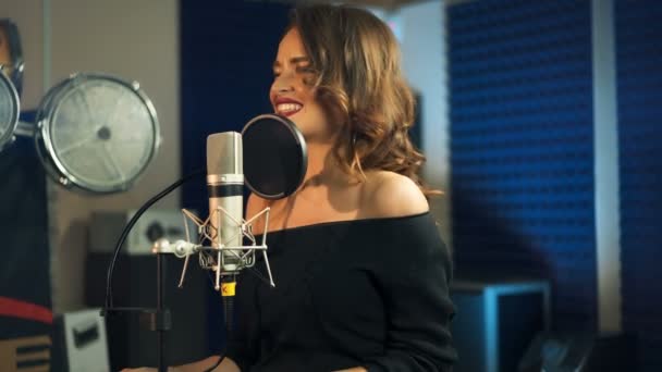 스튜디오에서 노래를 아름다운 가수입니다 여성의 목소리 — 비디오