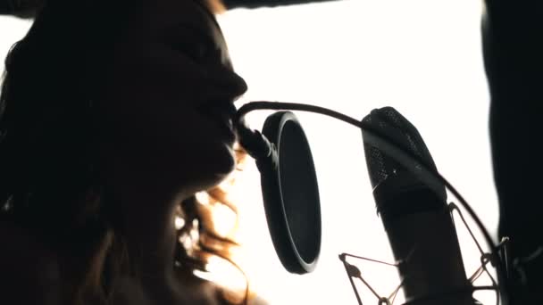 若い女性がプロのレコーディング スタジオで歌を録音します 女性ヴォーカルも素晴らしい 黒と白 — ストック動画