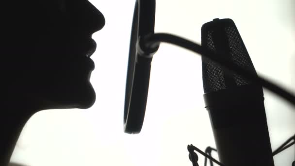 Silhouette Una Donna Che Canta Una Canzone Uno Studio Registrazione — Video Stock