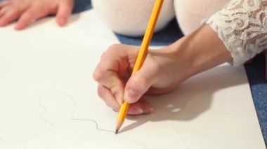 Grafit kalem ile eller. Genç kadın öğrenir çizmek için.