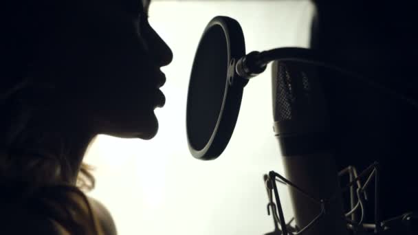 Женщина Поет Студии Звукозаписи Профиль Женщины Красивым Лицом Губами Черное — стоковое видео