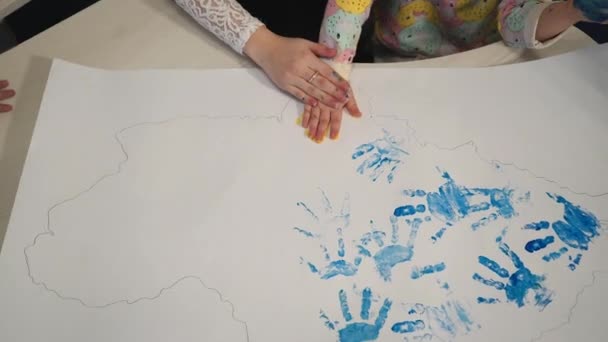Kind Maken Hand Afdrukken Papier Olorful Ontwerpt Met Handen Weinig — Stockvideo