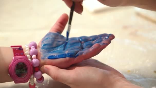Bambino Dipinto Mano Vernice Colorata Educazione Alla Prima Infanzia Piccolo — Video Stock