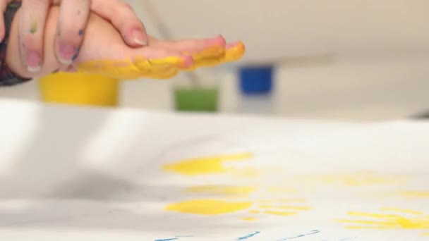 Kind Maken Hand Wordt Afgedrukt Papier Vroegschoolse Educatie Weinig Schilder — Stockvideo
