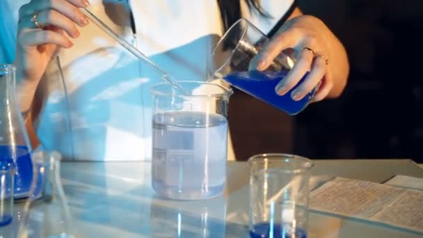 Laboratuvarda Deneyler Yapan Genç Bir Kadın Laboratuvarda Kimyasallar Test Ediliyor — Stok video