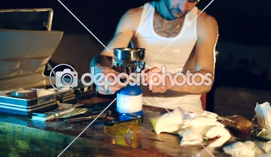 Uyuşturucu yapma. Sosyal sorunları uyuşturucu bağımlılığı ve suç kavramı.