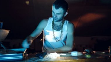 Yeni toplu çanta ilaçların daha fazla sokak dağıtım için pişmiş yeraltı laboratuvarda.