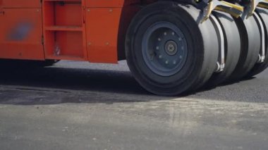 dört tekerlekli asfalt için turuncu Buharlı silindir yolda gününde duruyor.