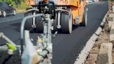 zemin tesviye için yol makineleri işçi gözetimi altında yol geçmektedir. Yakın çekim