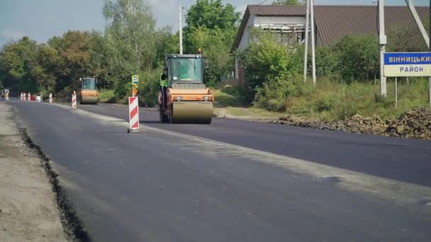 Een Stoomwals Rijdt Het Nieuwe Asfalt Het Niveau Van Het — Stockvideo