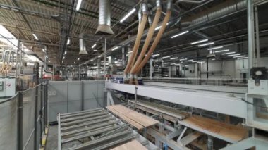 Modern işlem floorboard otomatik bir hat üzerinde çalışma. Bir atık kaçınma