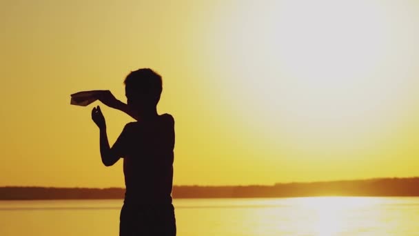Маленька Дитина Тримає Орігамі Паперовий Літак Руці Грає Заході Сонця — стокове відео