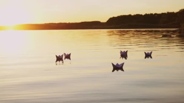 Шесть Оригами Виде Лодок Плывущих Озеру Закате Вечером Бумажные Лодки — стоковое видео