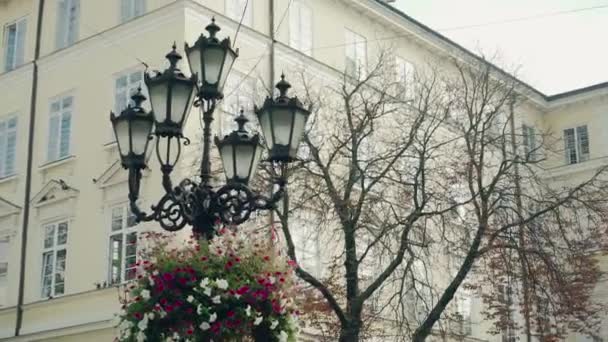 Dekorativ Lykta Ligger Centrum Staden Bakgrunden Stadsbyggnadskonst Kamerarörelserna Upp — Stockvideo