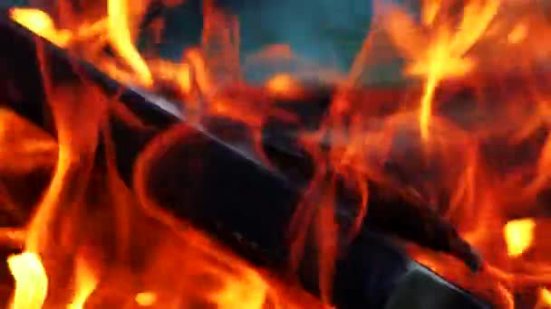 里面有木板的火在街上燃烧 — 图库视频影像