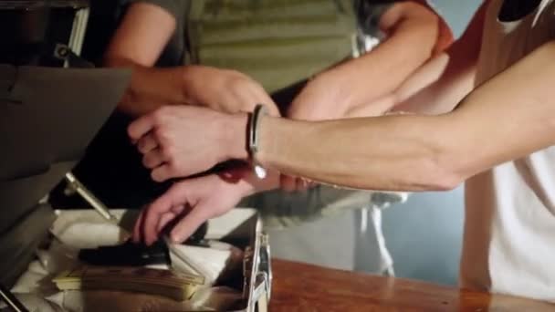 Policista Podobě Zatýkání Gangstera Místě Činu Poblíž Plný Kufr Léků — Stock video