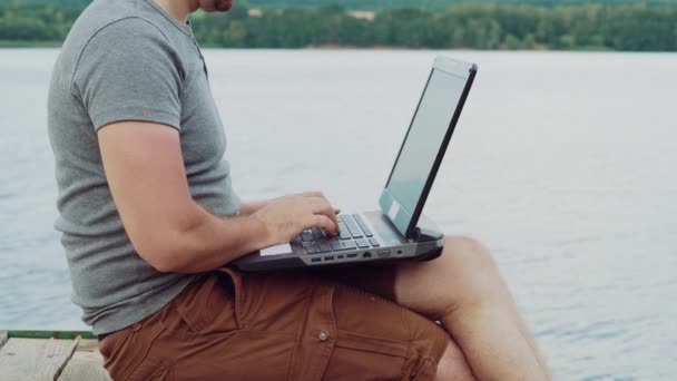 Uomo Impegnato Una Shirt Grigia Seduto Una Muratura Digitando Testo — Video Stock