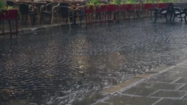 Bei Regnerischem Wetter Fließen Wassermassen Durch Das Pflaster Regentropfen Fallen — Stockvideo