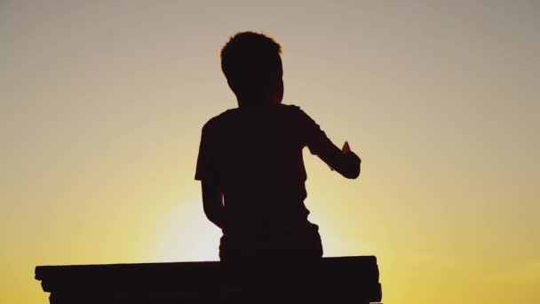 Băiatul Ține Navă Hârtie Mână Joacă Fundalul Apusului Soare Lângă — Videoclip de stoc