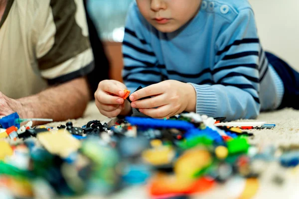 Manos Niño Jugando Con Ladrillos Plástico Multicolor Suelo Niño Ocupado —  Fotos de Stock