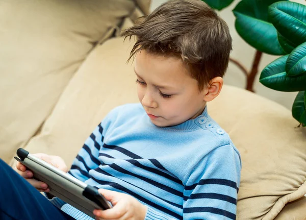 Menino Sentado Sofá Leve Tocando Tela Tablet Sem Fio Casa — Fotografia de Stock