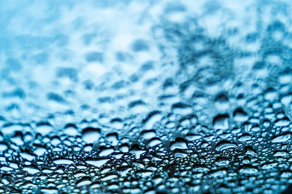 Bolhas Claras Brilhantes Gotas Água Janela Após Chuva Fundo Azul — Fotografia de Stock