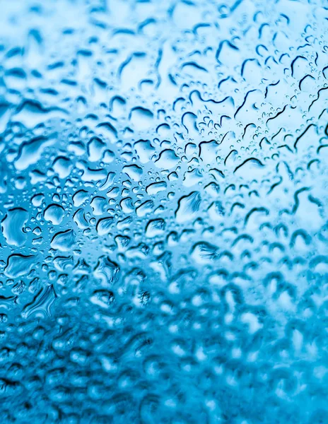 Gotas Agua Natural Ventana Cristal Después Lluvia Sobre Fondo Azul —  Fotos de Stock