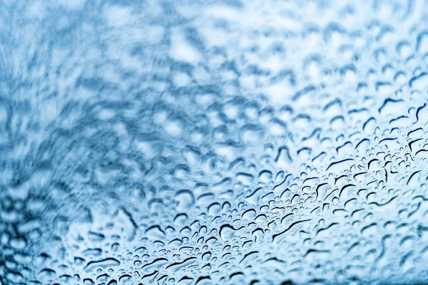 Arka plan için pencerede açık yağmur damlaları güzel görünümü. Yağmurlu havalarda camına taze bırakır. Yakın çekim