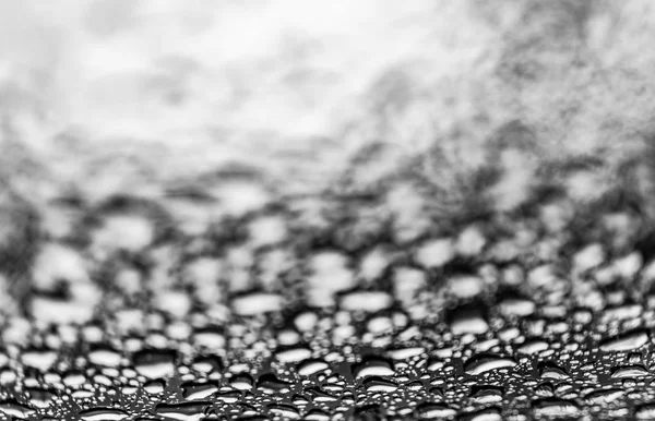 Μαύρο Και Άσπρο Μεγάλες Σταγόνες Βροχής Γυάλινη Επιφάνεια Σαφή Κάτω — Φωτογραφία Αρχείου