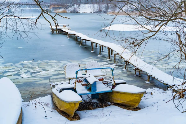 Παλιά Καταμαράν Χειμώνα Στην Ακτή Χιόνι Παγωμένο Ποταμό Δίπλα Από — Φωτογραφία Αρχείου