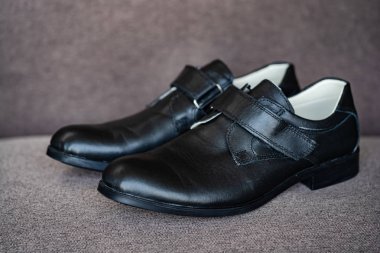 Gri arka plan üzerinde çocuklar için yeni siyah deri ayakkabı çifti. Günlük yürüyüş için erkek siyah ayakkabı.