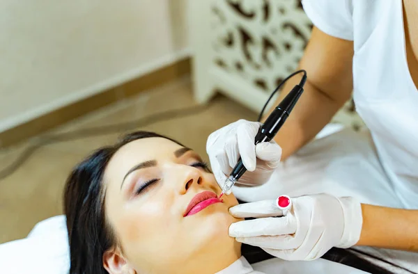 Maquilagem Permanente Lábios Rosa Bela Mulher Salão Beleza Esteticista Tatuar — Fotografia de Stock